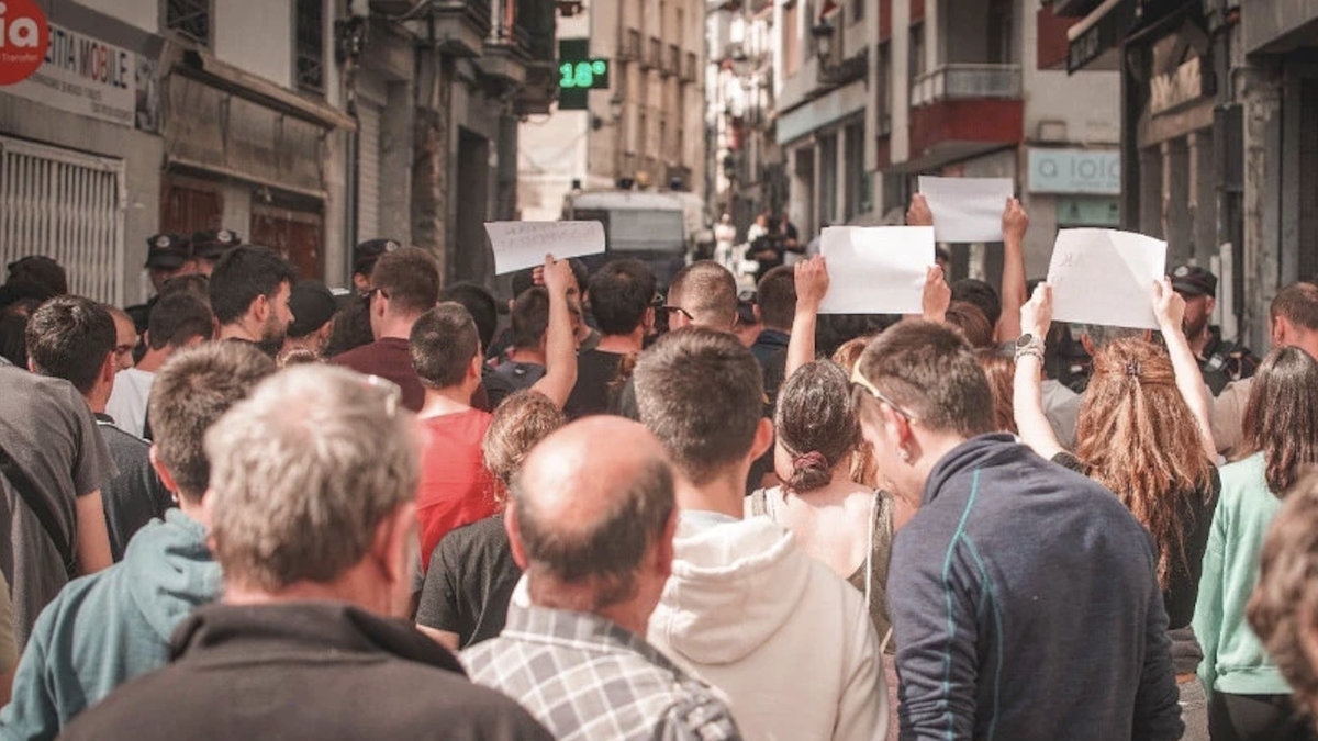 Voxen kontra protesta egiteagatik ikertutakoen auzia artxibatzea onartu du epaileak, behin-behinean