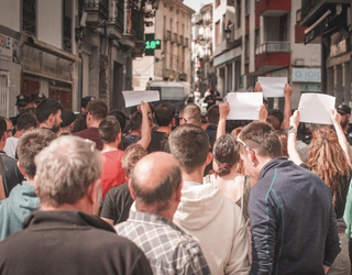 Voxen kontra protesta egiteagatik ikertutakoen auzia artxibatzea onartu du epaileak, behin-behinean