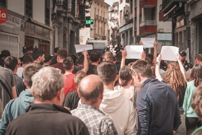 Voxen kontra protesta egiteagatik ikertutakoen auzia artxibatzea onartu du epaileak, behin-behinean