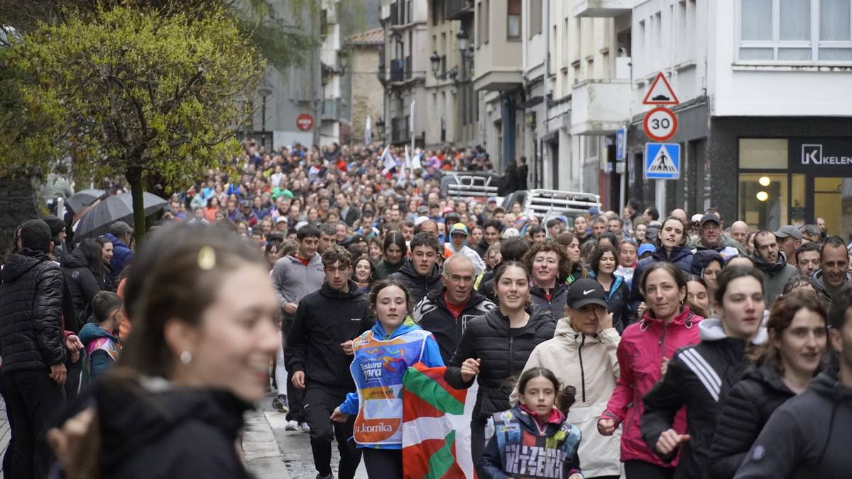 Jendetza, horixe atera du kalera Korrikak Azpeitian
