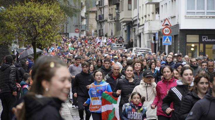 Jendetza, horixe atera du kalera Korrikak Azpeitian