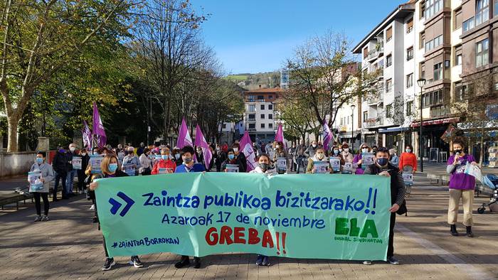 Elkarretaratzea egin dute zaintza sektoreko langileek, greba egunean
