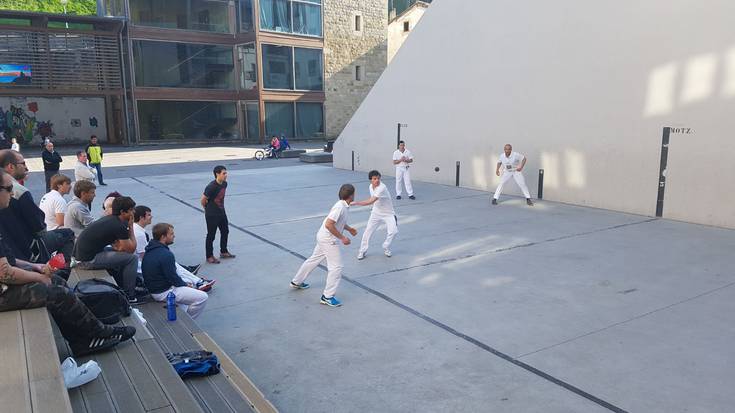 Esku pilota txapelketa herrikoiko lehen jardunaldia jokatu da