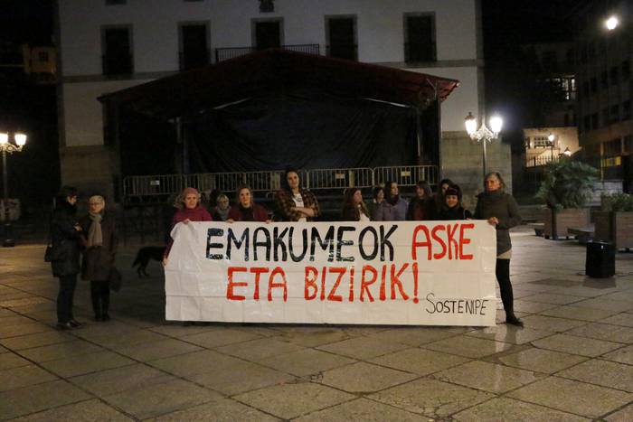 Hainbat lagunek salatu dute Baionako emakumearen ustezko erailketa matxista Azkoitian