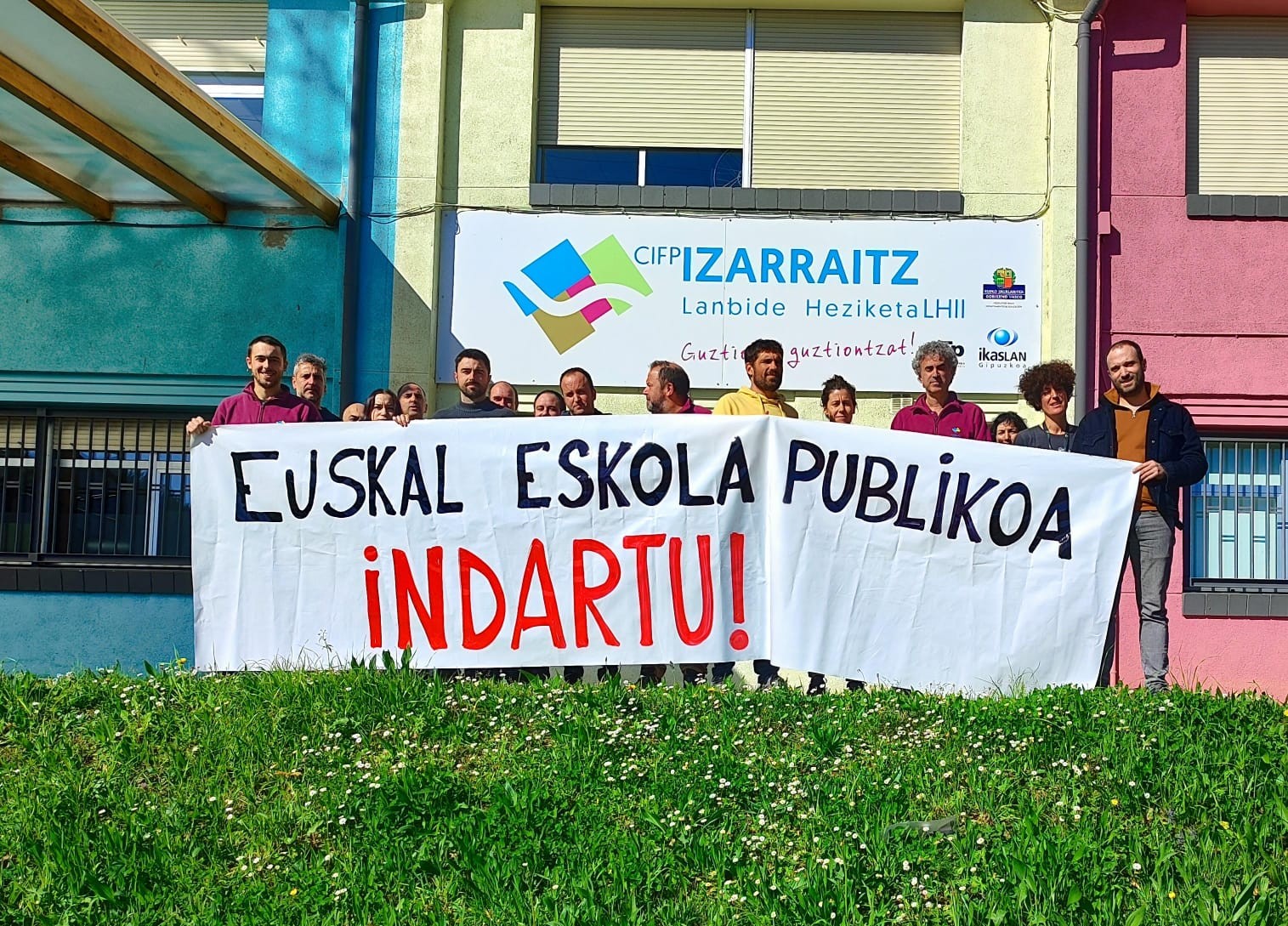 Bihar eta etzi ere greba egingo dute eskola publikoetako irakasleek