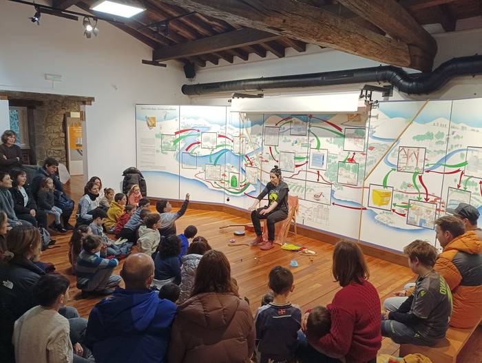 Naturaren elementuen eta pertsonen emozioen inguruko ipuin kontaketa saioa egin dute Ekoetxean