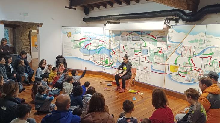 Naturaren elementuen eta pertsonen emozioen inguruko ipuin kontaketa saioa egin dute Ekoetxean