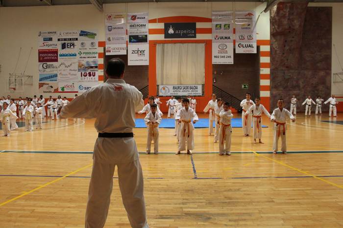Irudietan: Azpeitiko eta Donostiako karatekek erakustaldia egin dute Azpeitiko kiroldegian