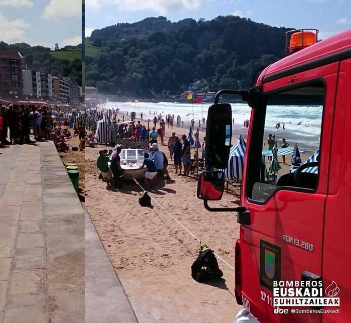 Itsasontzi bat atera dute Zarauzko hondartzatik