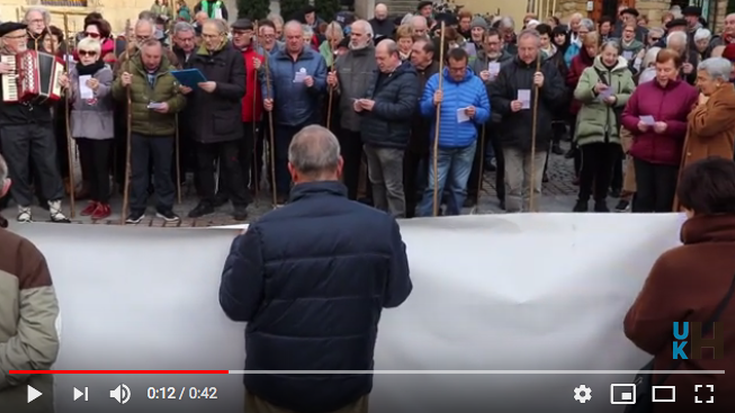 Bideoa: Zarauzko pentsiodunak eta jubilatuak kantuan Santa Ageda bezperan