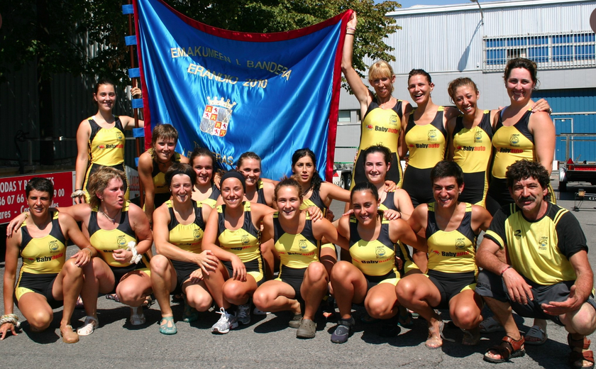 Duela hamar urte irabazi zuen lehen bandera Orioko emakumezkoen traineruak