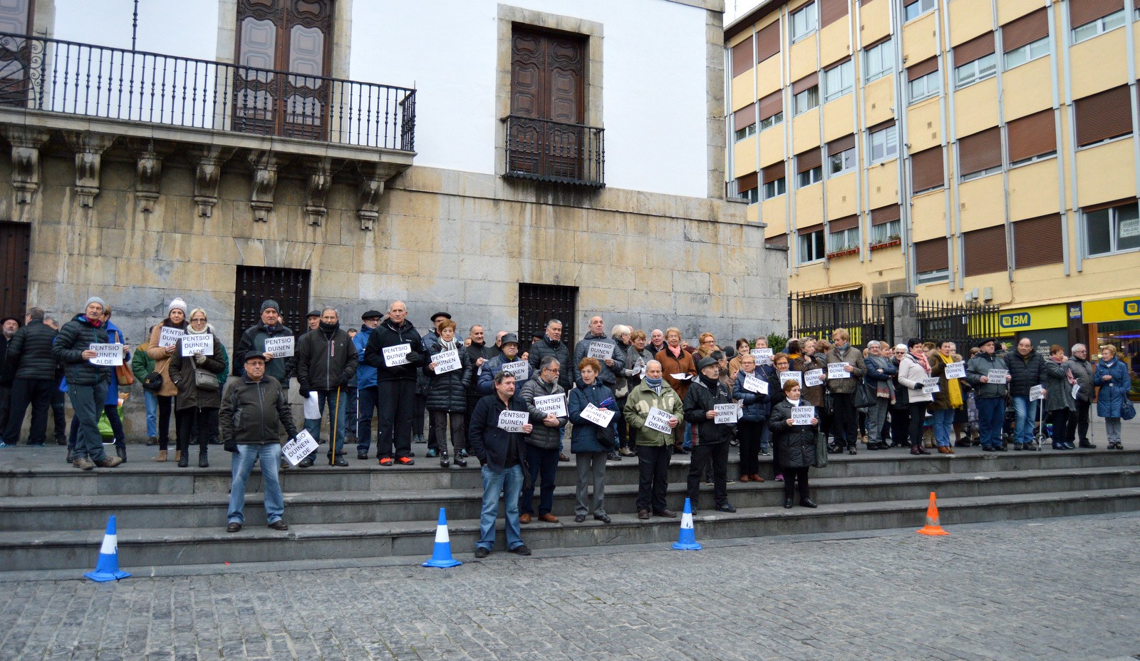 «Pentsio duinak» eskatzeko plazara itzuli dira pentsiodunak