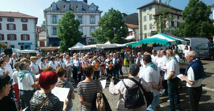 Musikaren bueltan, "egun ederra" igaro dute Kantujirakoek Hazparnen