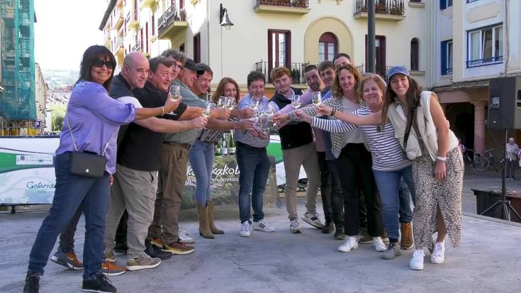 Giro eguzkitsua eta txakolin freskoa lagun, jende ugari bildu du Txermenduaren jaiak