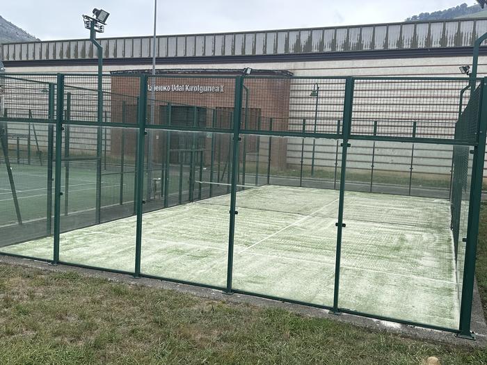 Lurra berrituta, erabilgarri dira padel pistak
