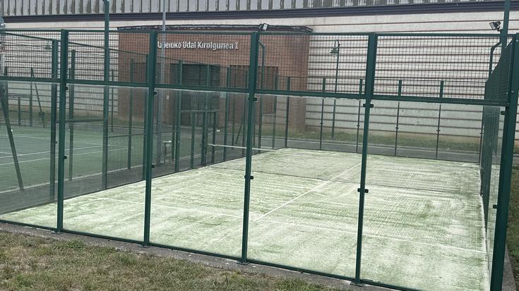 Lurra berrituta, erabilgarri dira padel pistak