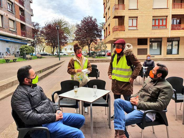 Hezitzaileak hasi dira segurtasun neurriak gogorarazten eta maskarak banatzen