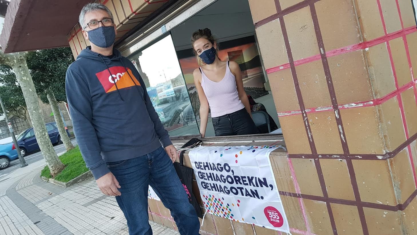 Zumaiako Euskaraldia Batzordeak Amaiako Plazako informazio puntua ireki du