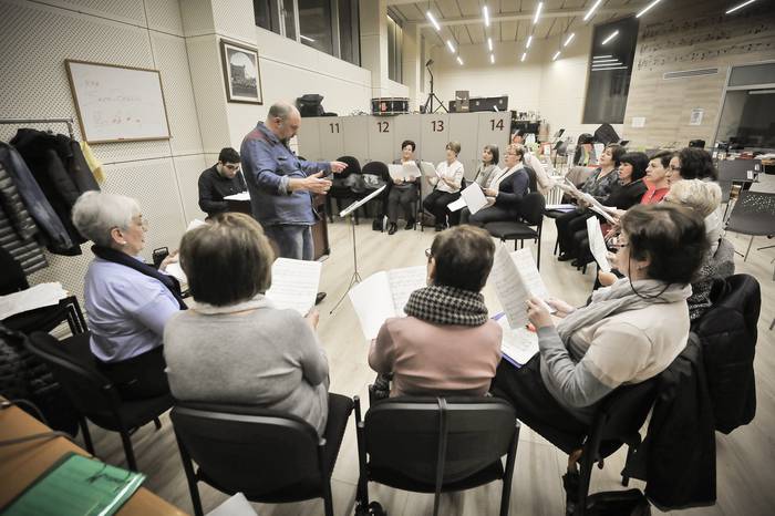 Julian Barrenetxea ahots zuriko taldearen lehen saioa, Javier Alberdik zuzenduta
