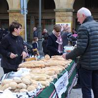 Baserriko produktuen azoka eta bolillo lanen erakusketa