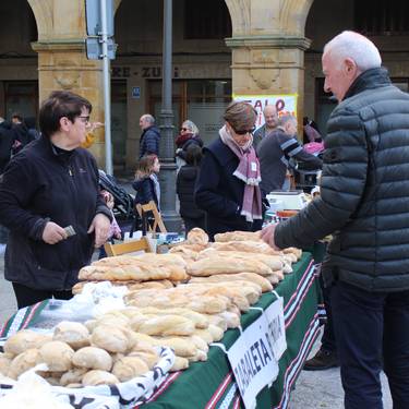 Baserriko produktuen azoka eta bolillo lanen erakusketa
