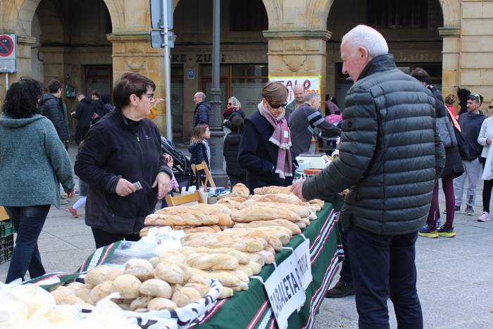 Baserriko produktuen azoka eta bolillo lanen erakusketa