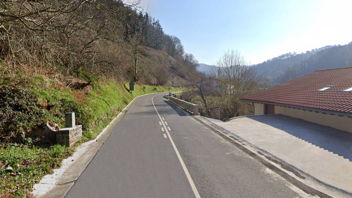 Moto gidari bat hil da Errezilen