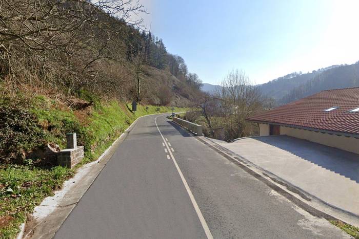 Moto gidari bat hil da Errezilen