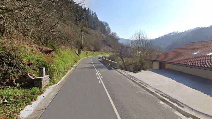 Moto gidari bat hil da Errezilen