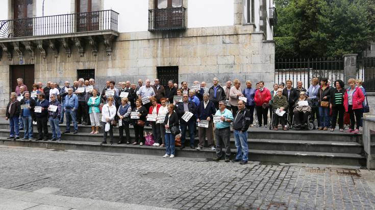 Pentsiodunak plazara atera dira aldarri egitera, beste behin