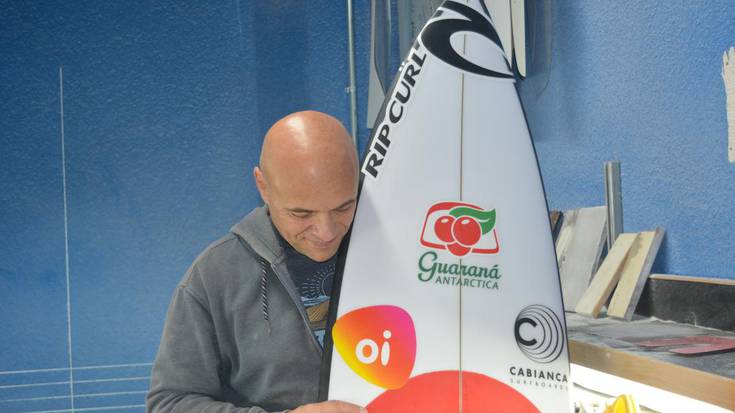 Zarauztik atera da Munduko Surf Txapelketa irabazi duen Gabriel Medinaren taula