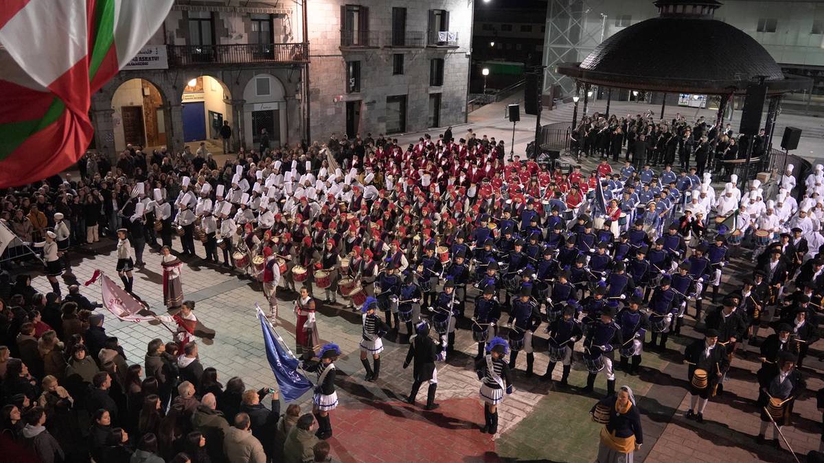 Azpeitiarrek kalean gozatuz agurtu dituzte aurtengo sansebastianak