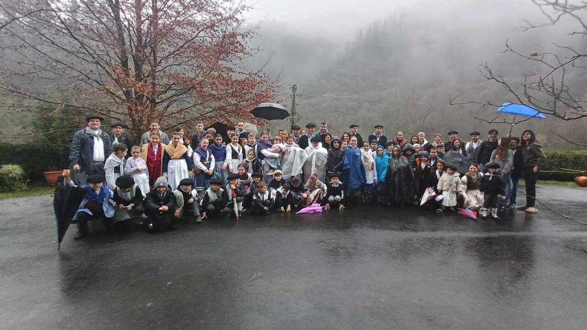 Aterkiak eskuetan, Gabon eskean atera dira Urrestillan