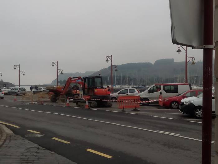 Moilan dagoen zuloa konpontzen hasi dira gaur