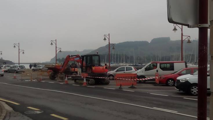 Moilan dagoen zuloa konpontzen hasi dira gaur