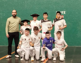 Ospele pilota elkarteko gaztetxoak bikain Gipuzkoako eskuz binakako txapelketaren azken txanpan