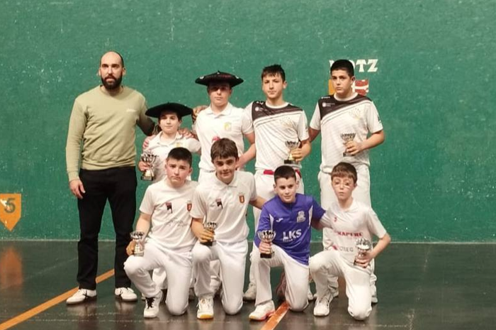 Ospele pilota elkarteko gaztetxoak bikain Gipuzkoako eskuz binakako txapelketaren azken txanpan