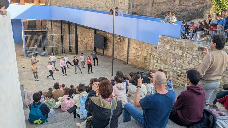Musikaz eta dantzaz gozatzeko aukera izan dute haurrek zein gurasoek Komentuko lorategian