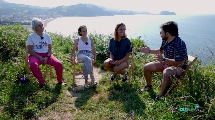 Herriko hiru emakume olinpikoak elkarrekin, Jokoen atarian