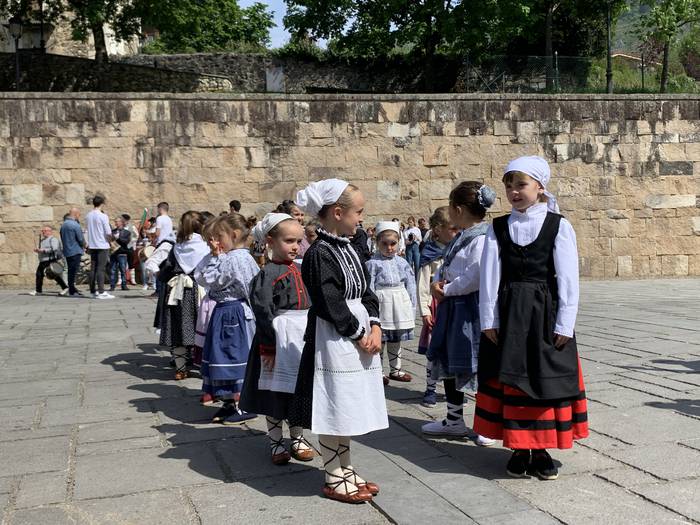 Dantzari Txiki Eguna ospatu dute gaur Azkoitian