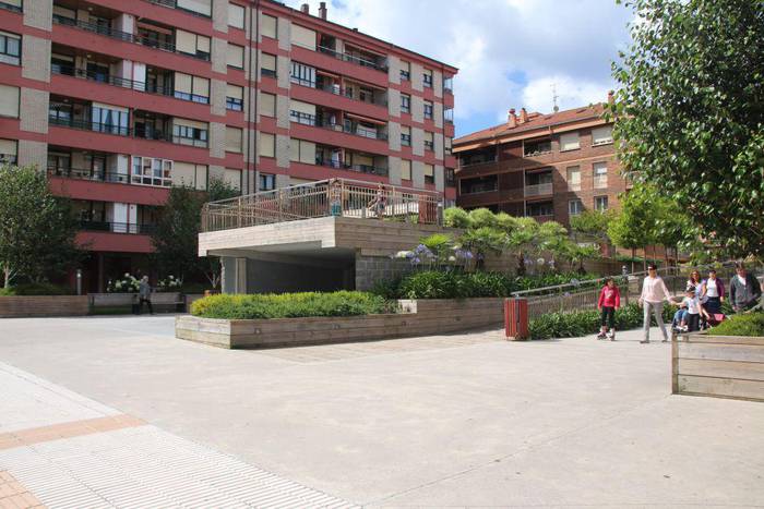 Zarauzko Udalak 286 aparkaleku jarriko ditu salgai eta alokagai