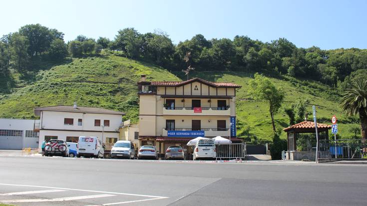 Lau lagun atxilotu dituzte goizean Narrondon, tren estazioan grafitiak egiteagatik