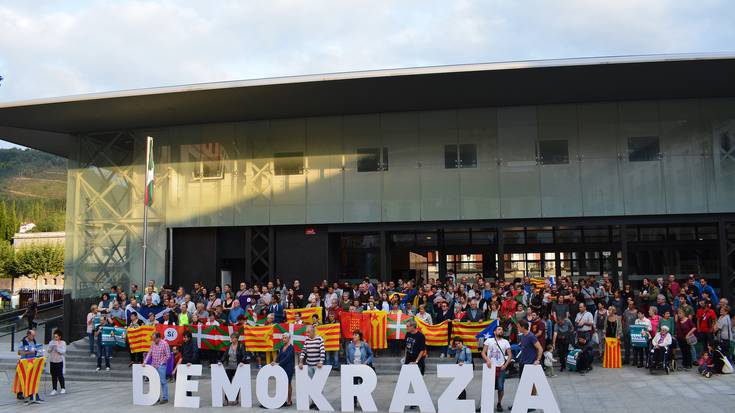 Kataluniako erreferendumari babesa erakutsi diote Azpeitiko GEDk eta berrehundik gora herritarrek