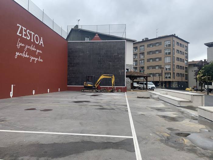 Zestoako Gurutzeaga frontoian harmailak jartzeko eta kiroldegiko argizuloak kentzeko lanean dabiltza
