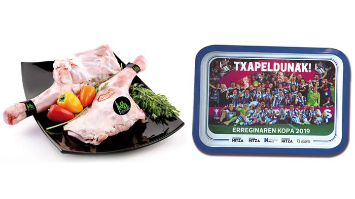 ZOZKETA. Realeko txapeldunek sinatutako bandejak eta Latxa arkumea zigiluko arkume piezak