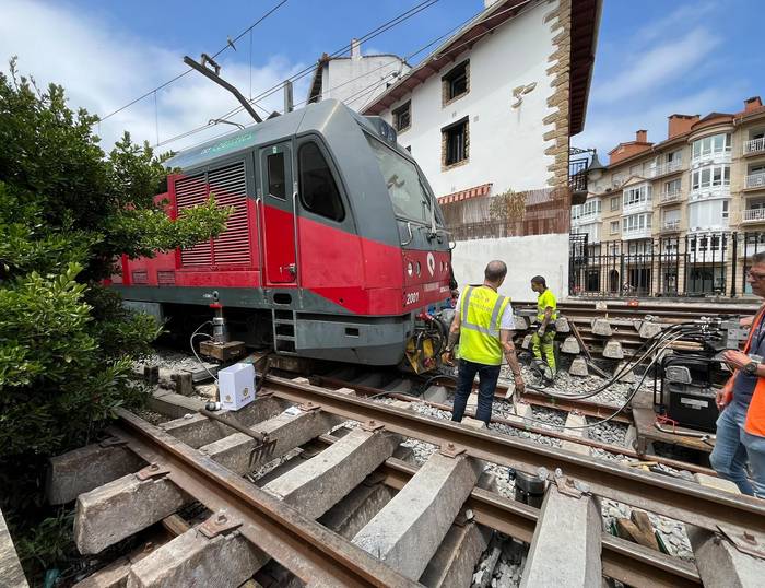 Etenda jarraitzen du Zumaia eta Zarautz arteko zerbitzuak, tren bat errailetik atera eta gero