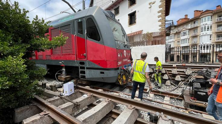 Etenda jarraitzen du Zumaia eta Zarautz arteko zerbitzuak, tren bat errailetik atera eta gero