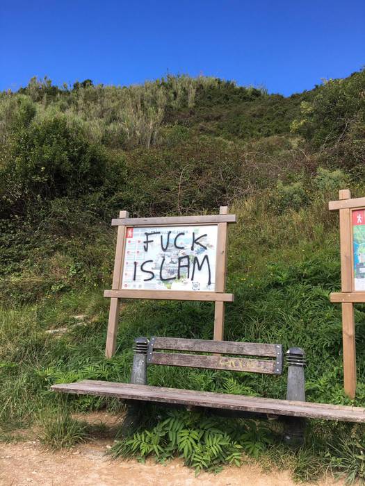 Islamaren aurkako pintaldia agertu da Zarauzko biotopoan
