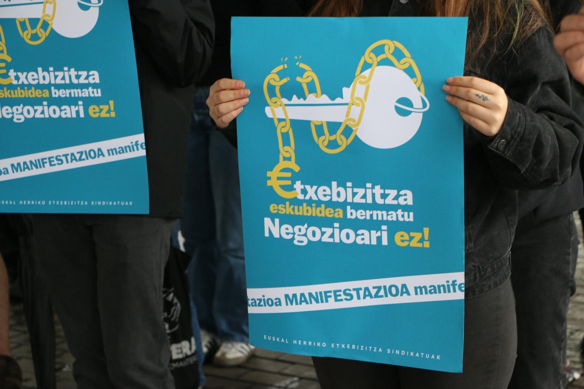 Etxebizitzaren negozioaren aurka Bilbon egingo den manifestaziorako autobusa jarri dute Zumaia eta Zarauztik