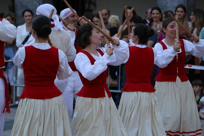 Sahatsa dantza taldeak eskaini du Azpeitia Dantzan egitasmoaren barruko lehen emanaldia